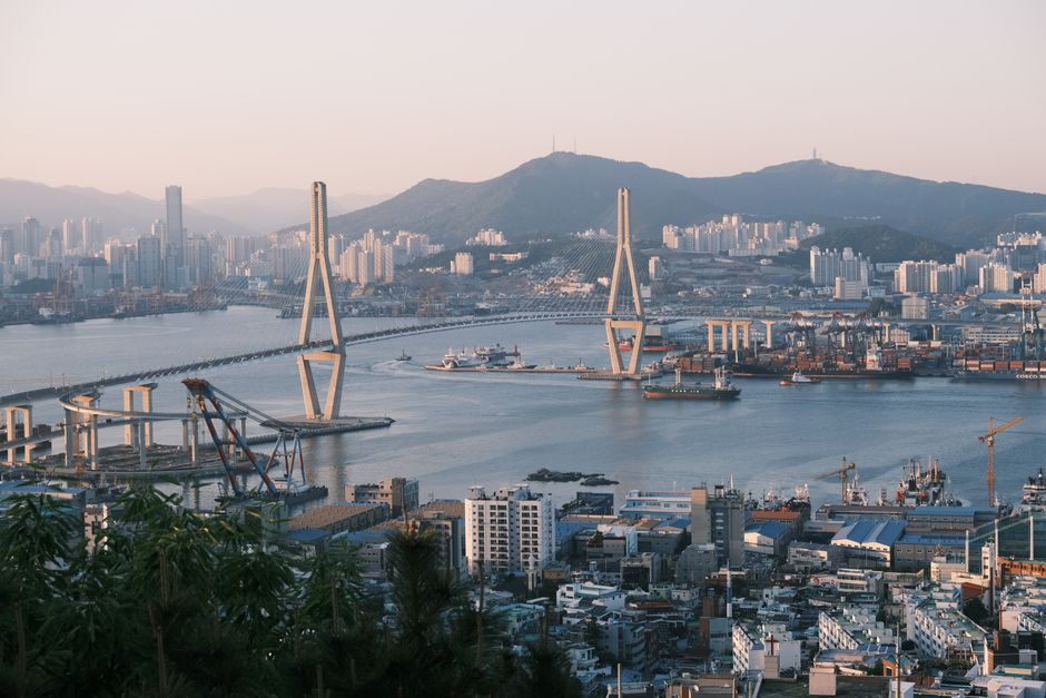 부산항과 다리, 산이 함께 보이는 해질녘 파노라마 전경
